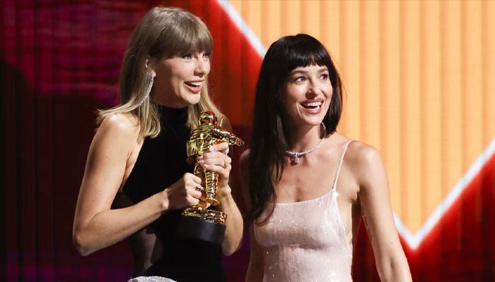 Taylor Swift crashes Dakota Johnsons Saturday Night Live monologue