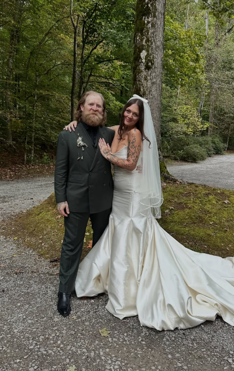 Elle King ties the knot with Dan Tooker in intimate ceremony