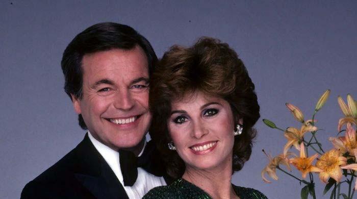 Stefanie Powers 'loves' Robert Wagner?