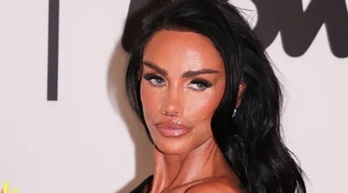 Katie Price seems to aim a dig at Lee Andrews: 'You glow different'