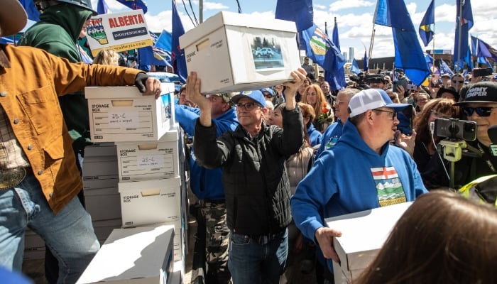 Alberta separation referendum draws massive early turnout as 174,532 cast ballots