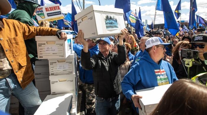 Alberta separation referendum draws massive early turnout as 174,532 cast ballots