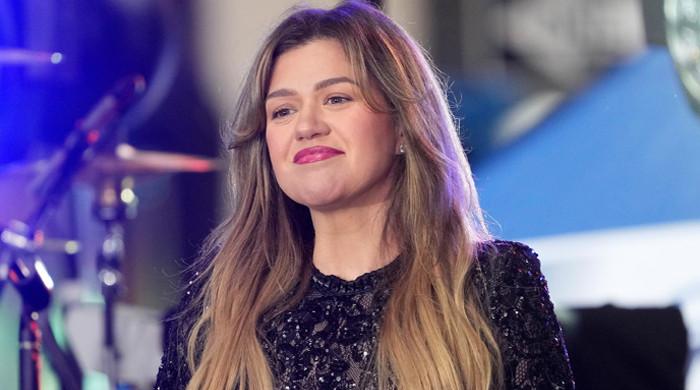 Kelly Clarkson reveals heartfelt gesture for mom at Great Wall of China 