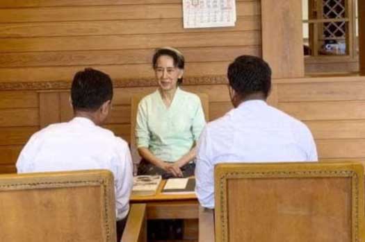 Aung San Suu Kyi receives books and a letter from King Charles